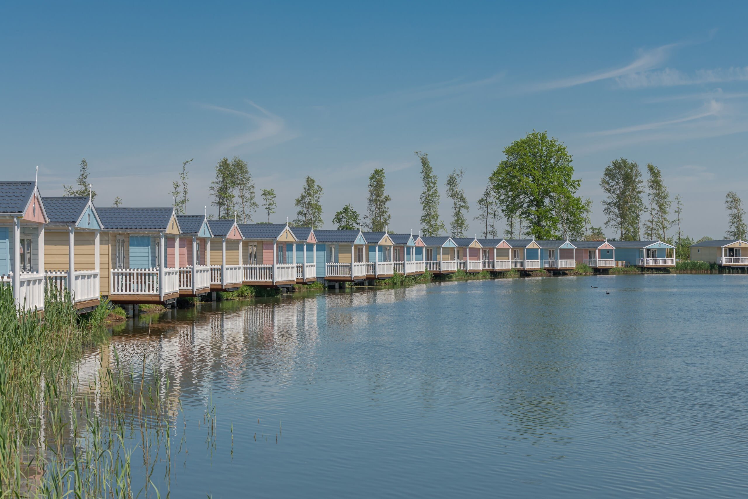 Vakantiepark molenwaard accommodaties aan het meertje