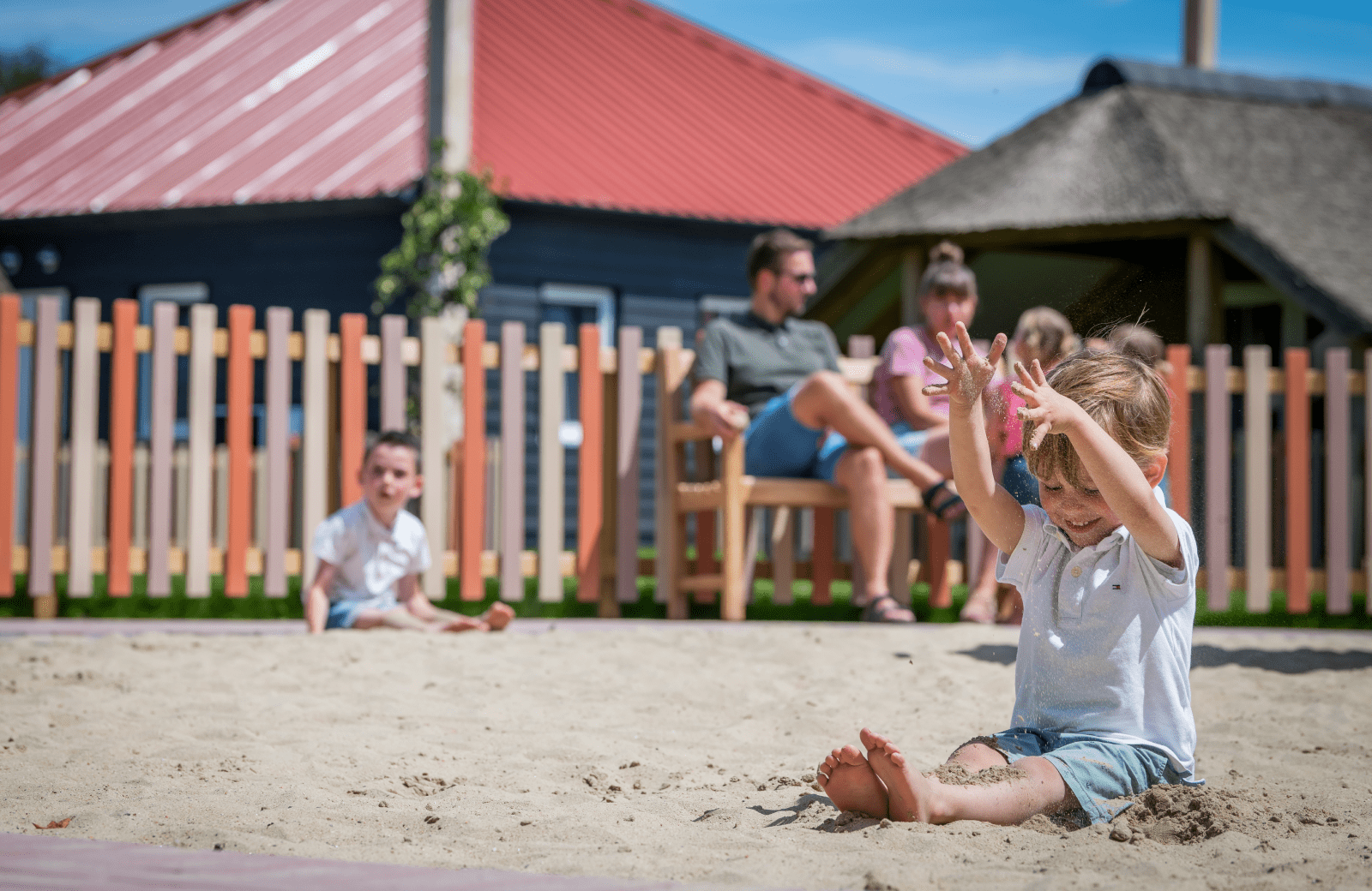 Met zand spelen in de speeltuin bij Familie Resort Molenwaard