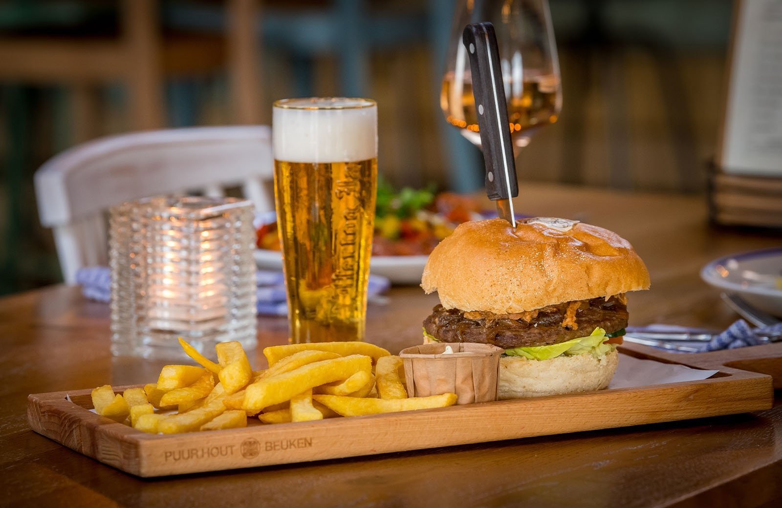 Hamburger bestellen bij gasterij molenwaard